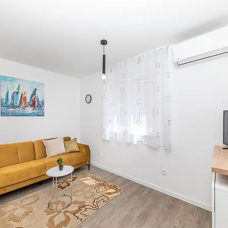 Cozy In Kastel Kambelovac With Wifi Kastela