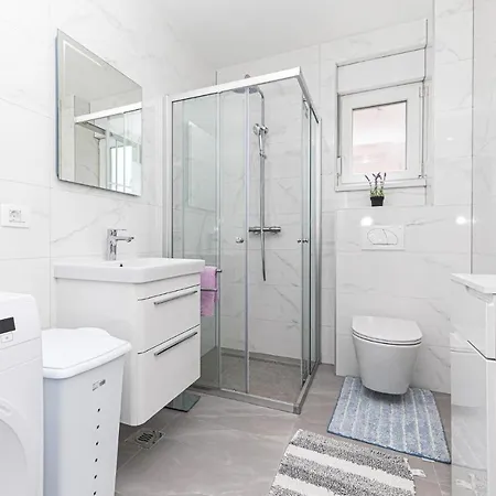 Cozy In Kastel Kambelovac With Wifi Apartment *