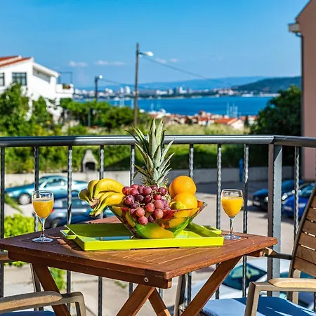 Apartment Cozy In Kastel Kambelovac With Wifi