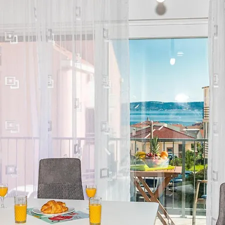 Cozy In Kastel Kambelovac With Wifi Apartment *