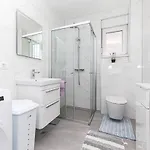 Amazing Apartment In Kastel Kambelovac Apartman *