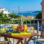 Apartman Amazing Apartment In Kastel Kambelovac
